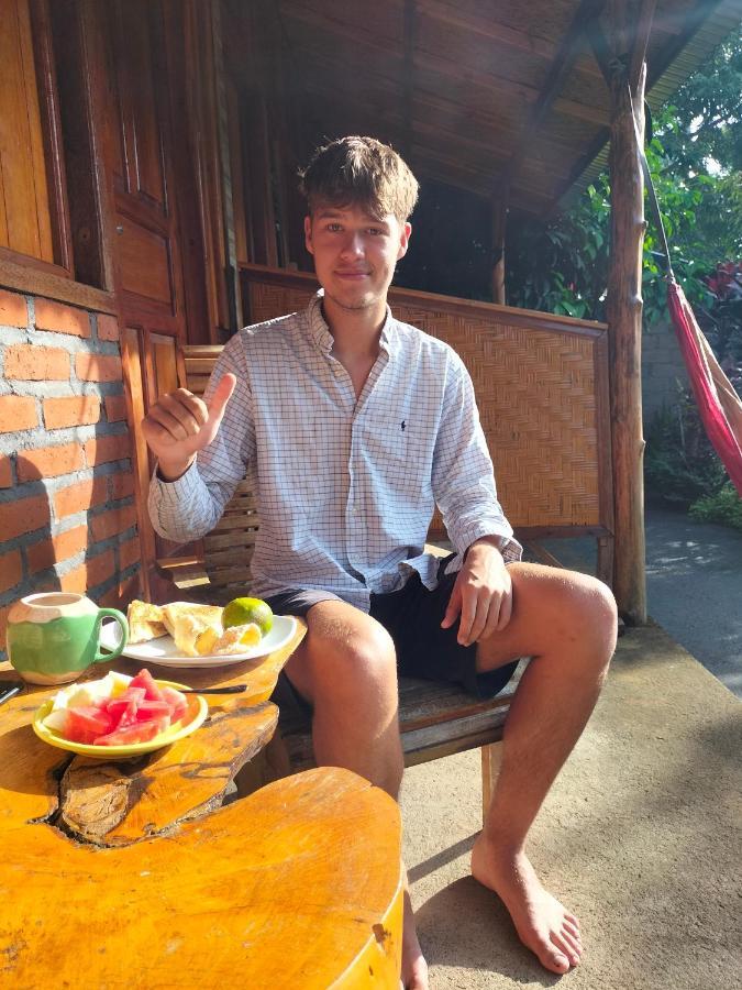 Friendly Homestay Lemukih 新加拉惹 外观 照片